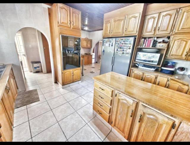 6 BEDROOM FREESTANDING FOR SALE IN MULBARTON